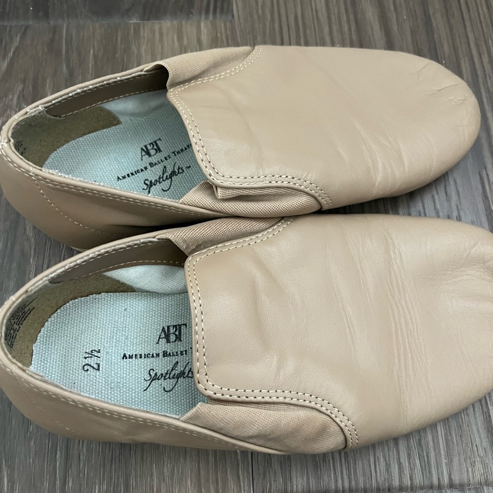 Tan jazz shoes, girls size 2.5